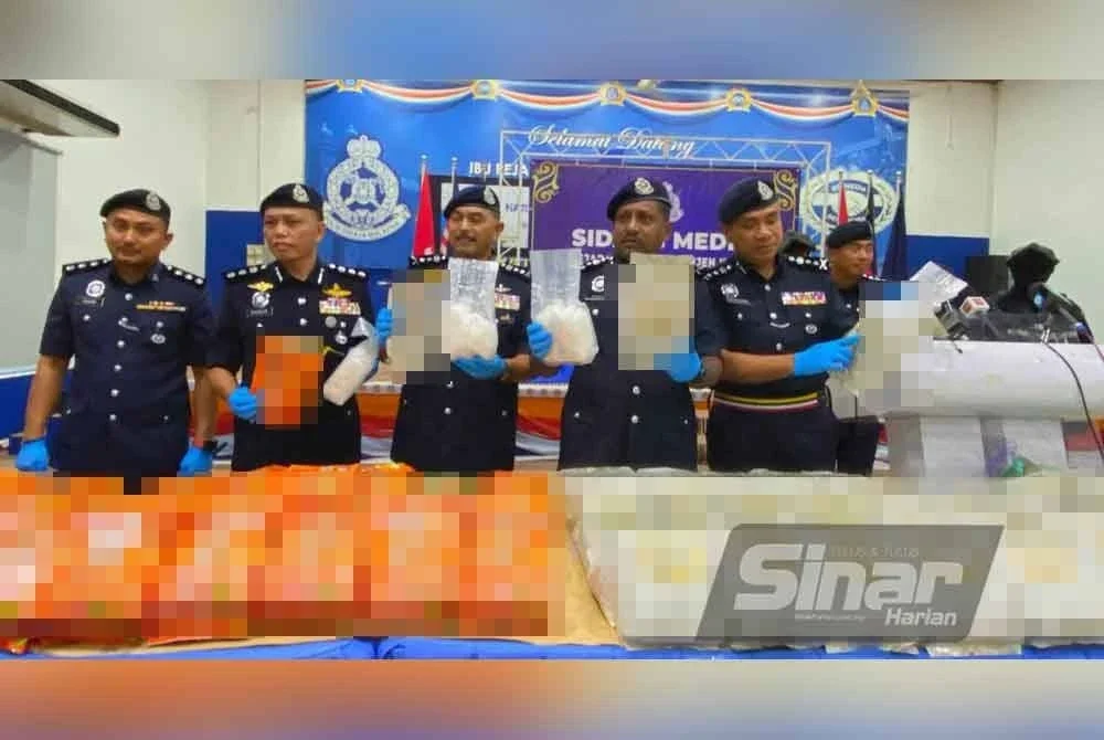 Hussein (dua, kanan) semasa sidang akhbar kejayaan syabu seberat 204.24kg bernilai RM6.5 juta yang disorokkan di dalam semak di Kampung Kasar, Pasir Mas pada 25 Ogos lalu.Foto: Sinar Harian HAZELEN LIANA KAMARUDIN