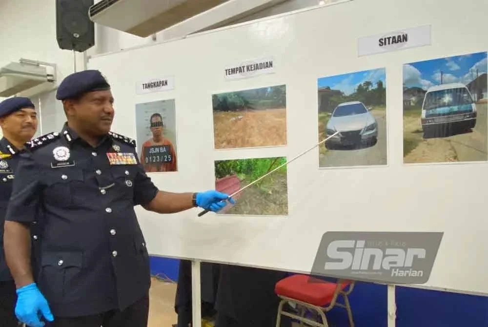 Hussein menunjukkan lokasi dan barangan yang disita selepas seorang peniaga kedia runcit ditahan di Kampung Kasar, Pasir Mas pada 25 Ogos lalu. Foto: Sinar Harian HAZELEN LIANA KAMARUDIN