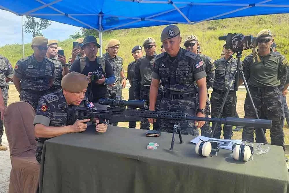 Mohd Khalid menguji tembak Sniper Rifle selepas merasmikan Kursus Counter Terrorist Team (CTT) dan Kursus Sniper 69 Komando siri 1/2025 di Kem Sultan Nazrin Shah, Ulu Kinta pada Rabu.