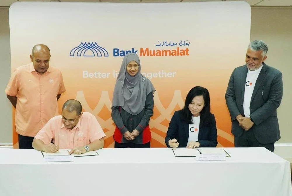 MoU kerjasama antara Bank Muamalat dan TASConnect ditandatangani Pengarah Perbankan Komersial Bank Muamalat, Datuk Nazir dan Pegawai Eksekutif Negara & Ketua Jualan Serantau TASConnect Malaysia, Tse Ning Chan sambil disaksikan Presiden dan Ketua Pegawai Eksekutif Bank Muamalat, Datuk Khairul Kamarudin, COO SJPP, Juanita Rusmini dan CEO TASConnect, Kingshuk Ghoshal.