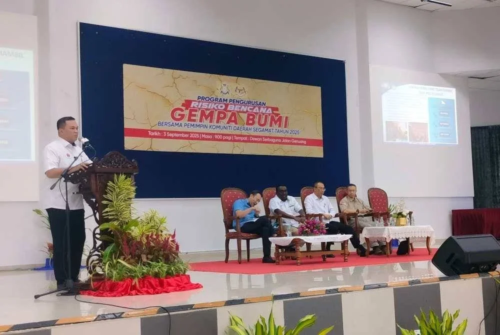 Mohd Ezzuddin menyampaikan taklimat Program Pengurusan Risiko Bencana Gempa Bumi Bersama Pemimpin Komuniti Segamat.