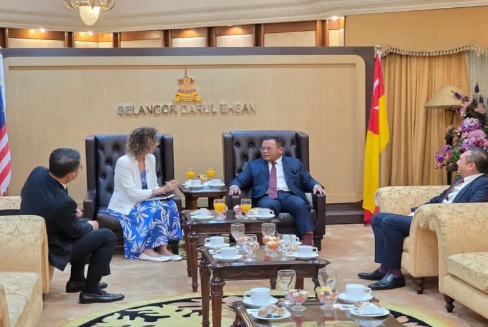 Amirudin menerima kunjungan Duta Besar Switzerland ke Malaysia, Chantal Moser (kiri) dalam satu pertemuan rasmi bersama kerajaan negeri pada Rabu. Turut bersama, Sze Han (kanan).