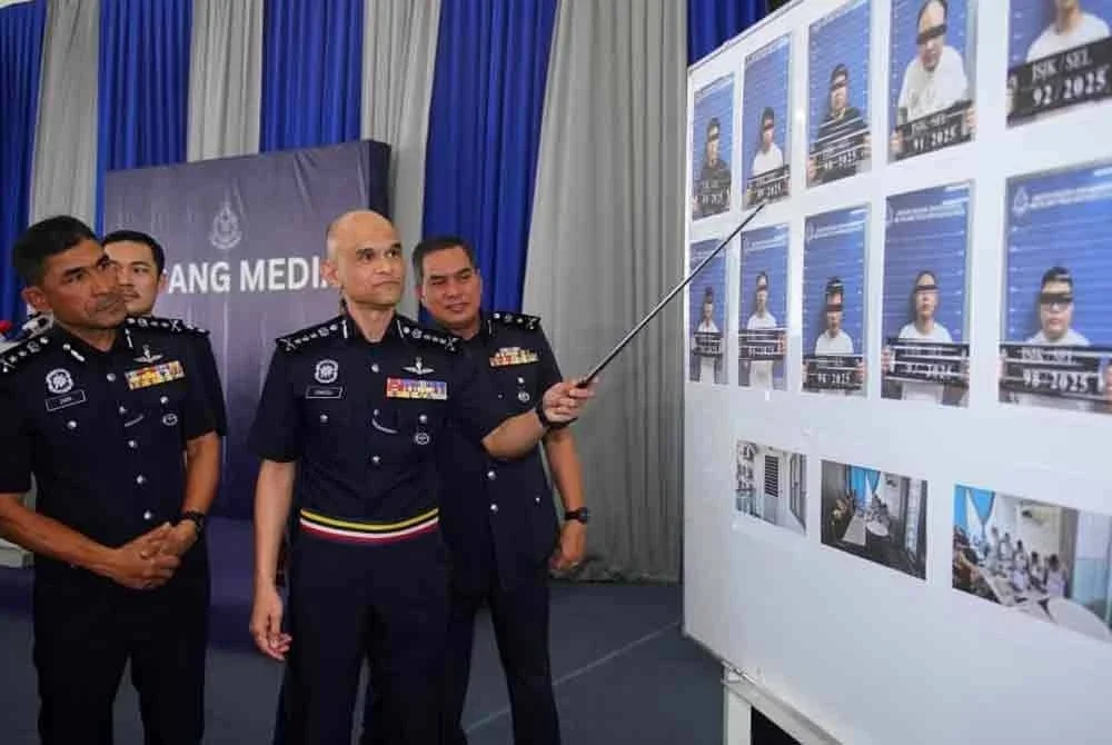 Shazeli menunjukkan suspek yang diberkas dalam operasi dijalankan Ogos lalu.