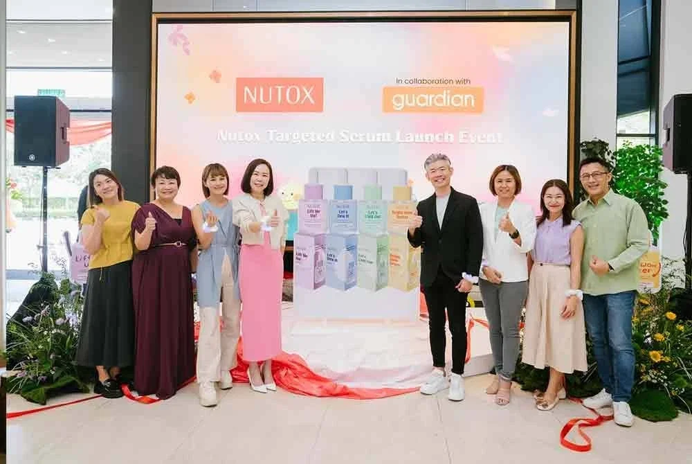Dari kiri: Ketua Jualan (Komersial) Tohtonku, Shirley Looi; Winnie; selebriti, Xiao Yu; Pengurus Besar (Komersial) Guardian Malaysia, Tiffany Choo;
Alternatif Pengarah Eksekutif Tohtonku, Kelvin Lim; Ketua Kewangan Kumpulan, Rantaian Bekalan & Perolehan, Carol Chong; selebriti, Lim Ying Ling dan Sean Lee sempena pelancaran rasmi Rangkaian Nutox Targeted Serum.