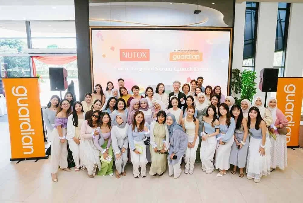 Pasukan Tohtonku dan Guardian, wakil @yello_banana, Alice Wong (belakang, tengah) bersama rakan serta pempengaruh merakam kenangan bersama sempena pelancaran rasmi Rangkaian Nutox Targeted Serum.