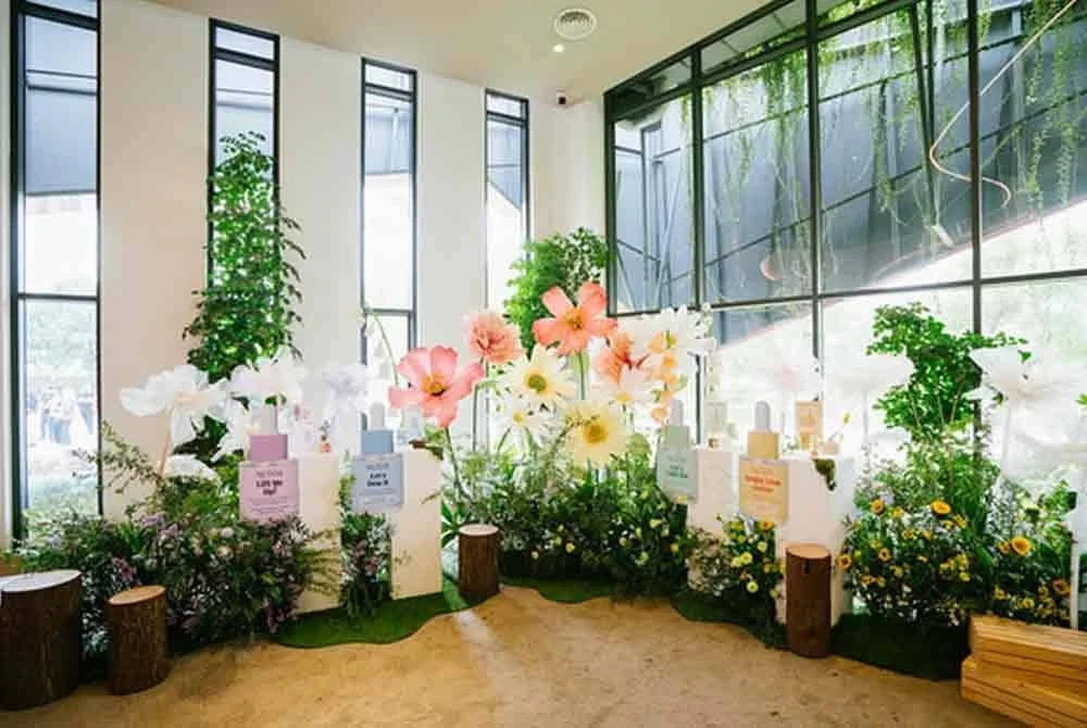 Rangkaian Nutox Targeted Serum dipamerkan di ruang foto berkonsepkan Secret Garden Wonderland sempena majlis pelancaran rasmi baru-baru ini.