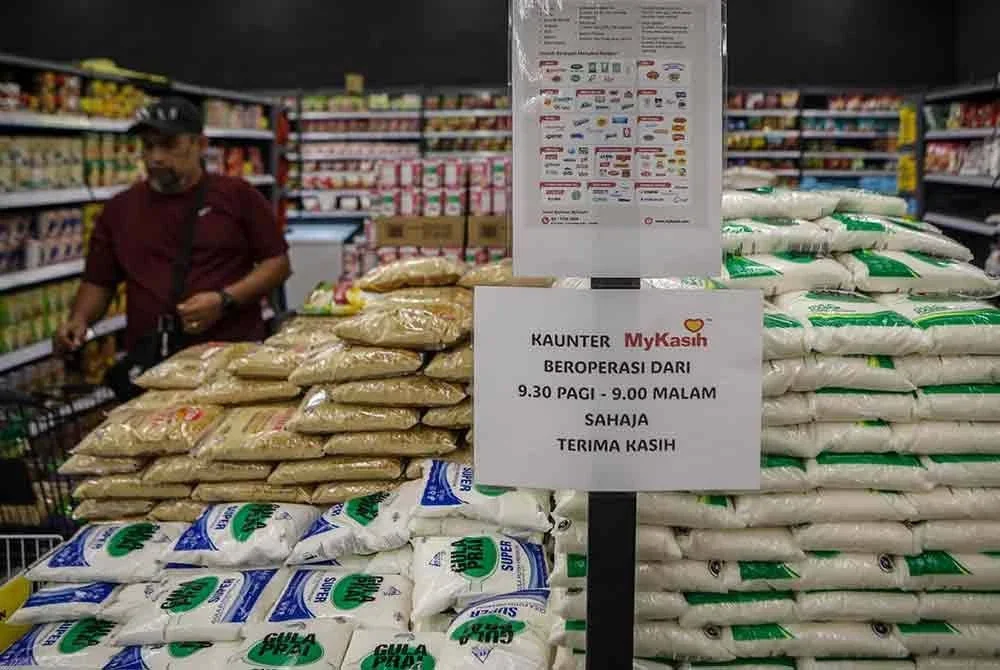 Orang ramai membeli keperluan harian menggunakan bantuan Sumbangan Asas Rahmah (SARA) ketika tinjauan di Pasar Raya Borong Din Kangar. Gambar hiasan foto Bernama