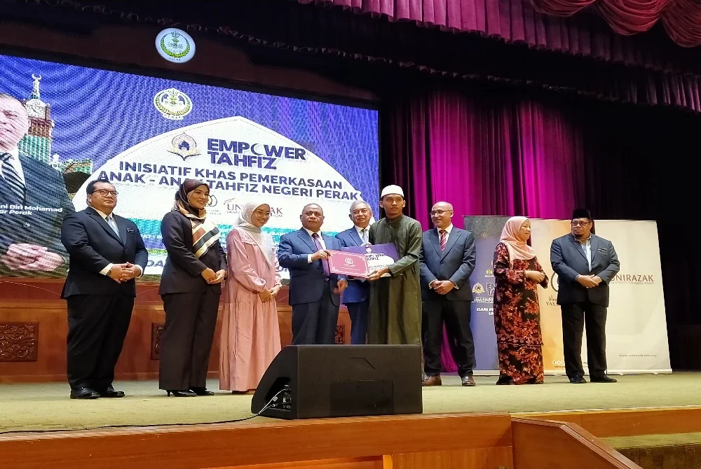 Saarani (empat dari kiri) menyampaikan dokumen tawaran kepada penerima ketika pelancaran Program Empower Tahfiz: Inisiatif Khas Pemerkasaan Anak-Anak Tahfiz Negeri Perak di Bangunan Perak Darul Ridzuan pada Rabu.