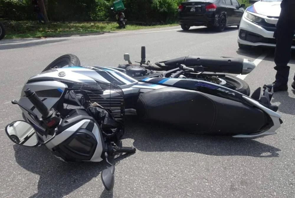 Motosikal yang ditunggang mangsa selepas terlibat dalam kemalangan maut.