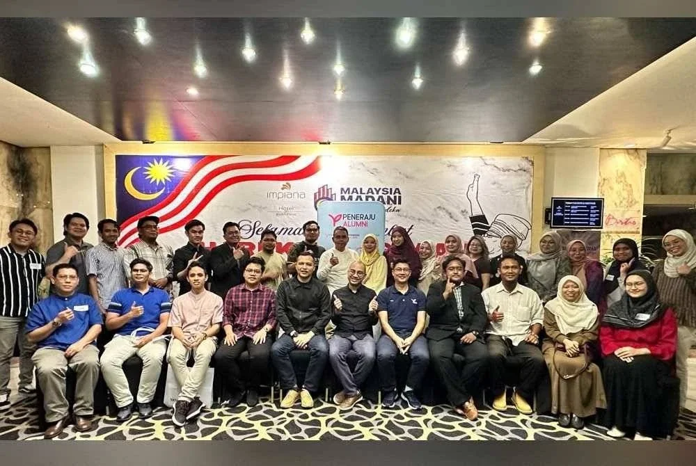 Ibrahim (duduk, tengah) bersama alumni Yayasan Peneraju ketika salah satu sesi libat urus alumni terbabit.