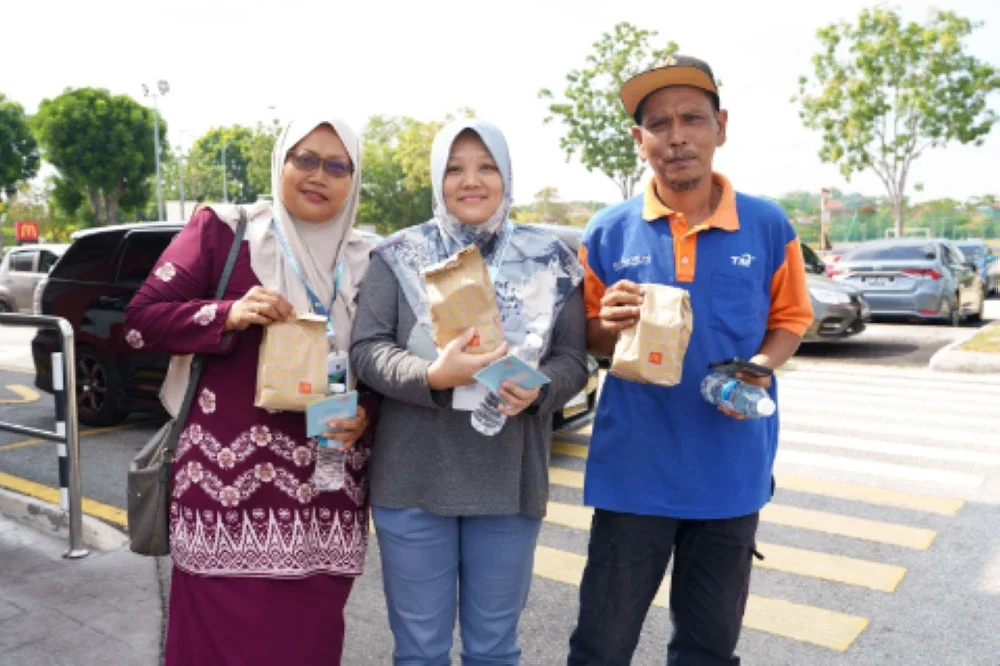 Komuniti setempat gembira menerima hidangan percuma ketika mengunjungi McDonald’s Pandu-Lalu Seremban 2.