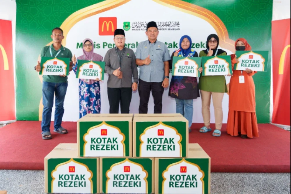Selain berzakat, McDonald’s Malaysia juga menyumbangkan Kotak Rezeki kepada 100 keluarga asnaf.