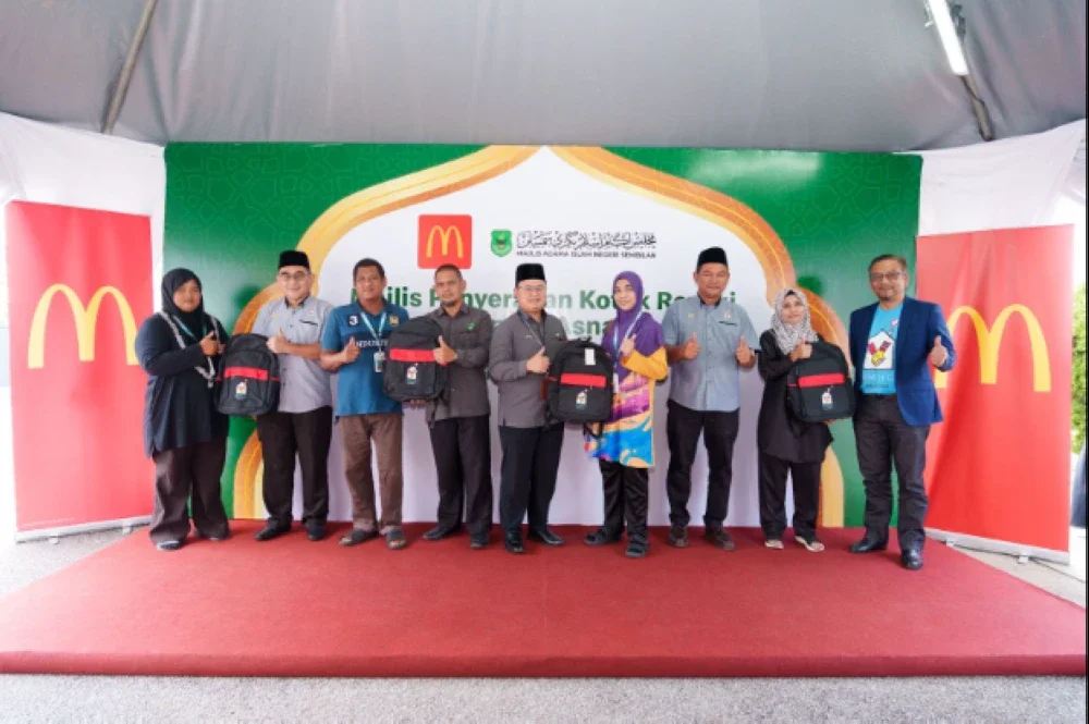 Sebahagian daripada keluarga yang menerima sumbangan pakaian seragam dan beg sekolah.