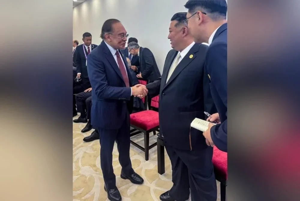 Anwar Ibrahim sempat bertemu dan bertegur sapa dengan pemimpin Korea Utara, Kim Jong Un ketika menyertai perarakan Hari Kemenangan China bagi memperingati 80 tahun berakhirnya Perang Dunia Kedua, di Dataran Tiananmen, Beijing, China, pagi Rabu. Foto Facebook Anwar Ibrahim