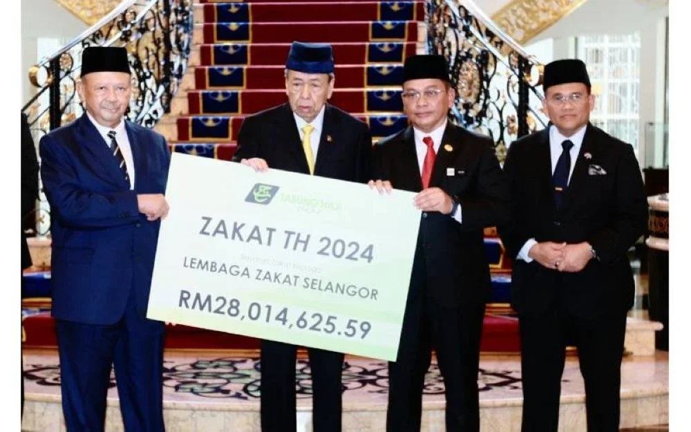 Sultan Selangor, Sultan Sharafuddin Idris Shah (dua dari kiri) menerima zakat perniagaan daripada TH yang diwakili Menteri di Jabatan Perdana Menteri (Hal Ehwal Agama), Datuk Dr Mohd Na’im Mokhtar (dua dari kanan) di Istana Alam Shah di sini pada Selasa. FOTO: SINAR HARIAN/ASRIL ASWANDI SHUKOR.