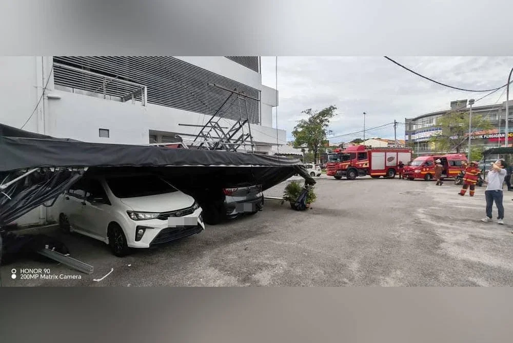 Sebuah antena telekomunikasi tumbang dan menghempap Perodua Myvi dan Perodua Bezza yang diletakkan di kawasan parkir bangunan terbabit.
