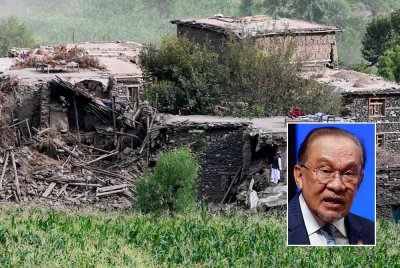 Keadaan rumah penduduk yang rosak selepas gempa bumi di perkampungan Mazar Dara di daerah Nurgal, wilayah Kunar di Afghanistan Timur - Foto: AFP, gambar kecil: Anwar