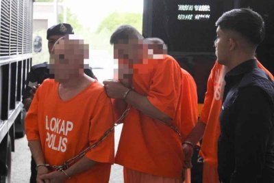 Empat pekebun sawit dan getah direman tujuh hari bagi membantu siasatan kes bunuh seorang lelaki pada 24 Ogos lalu.