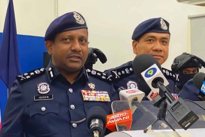 Hussein (kiri) semasa sidang akhbar di IPK, Kota Bharu pada Rabu.