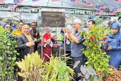 Rozita (kiri) merasmikan Projek Akuaponik Pintar Pertubuhan Pemulihan Dalam Komuniti Teluk Bahang pada Rabu.