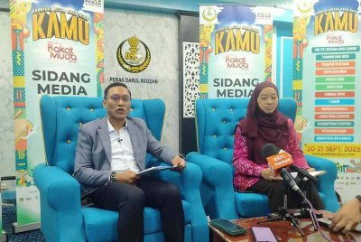 Mohamad Hamidi (kiri) ketika sidang akhbar Kamu 2025 di bangunan Perak Darul Ridzuan di sini pada Rabu.