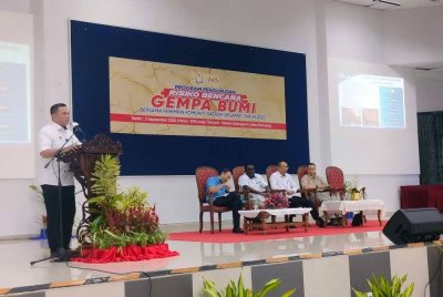 Mohd Ezzuddin menyampaikan taklimat Program Pengurusan Risiko Bencana Gempa Bumi Bersama Pemimpin Komuniti Segamat.
