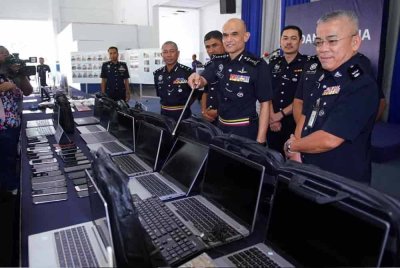 Shazeli menunjukkan antara barangan yang dirampas dalam operasi dijalankan Ogos lalu.