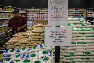 Orang ramai membeli keperluan harian menggunakan bantuan Sumbangan Asas Rahmah (SARA) ketika tinjauan di Pasar Raya Borong Din Kangar. Gambar hiasan foto Bernama