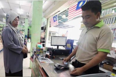 Antara penerima yang membeli barangan asas menggunakan bantuan SARA di sebuah pasar raya di Kuala Terengganu.