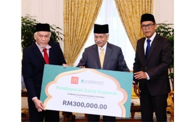 Tuanku Muhriz berkenan menerima cek cura zakat korporat bernilai RM300,000 daripada Azmir dalam satu majlis yang berlangsung di Istana Hinggap, di Seremban pada Isnin.