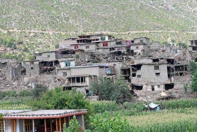 Sebahagian rumah musnah dalam satu gempa bumi yang melanda Pergunungan Hindu Kush di Afghanistan. Foto AFP