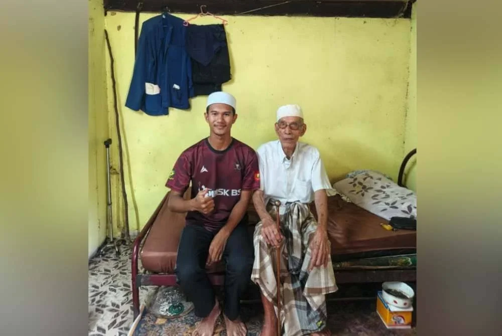 Muhamad Zulhaizi (kiri) bersama moyangnya, Atuk Mat Nor.