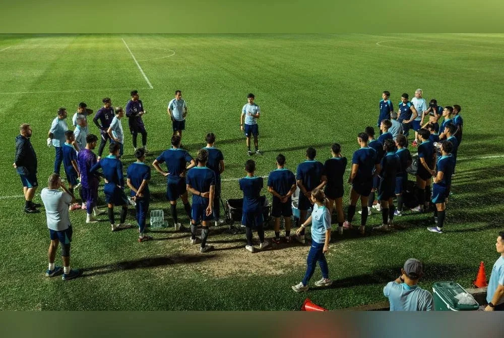 Pemain dan staf kejurulatihan mendengar pesanan disampaikan Lee pada sesi latihan di Kompleks Sukan PKNS menjelang pertembungan Tier 1 menentang Harimau Malaya di Bukit Jalil. Foto FAS