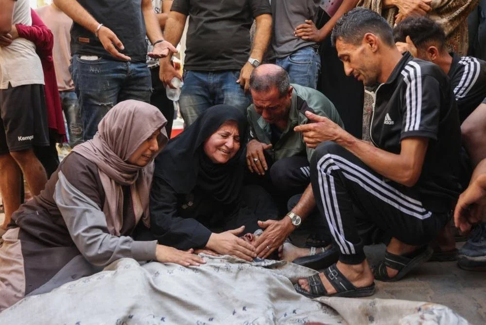 Beberapa penduduk Gaza menangisi pemergian ahli keluarga mereka yang terkorban dalam serangan ganas dilancarkan Zionis.