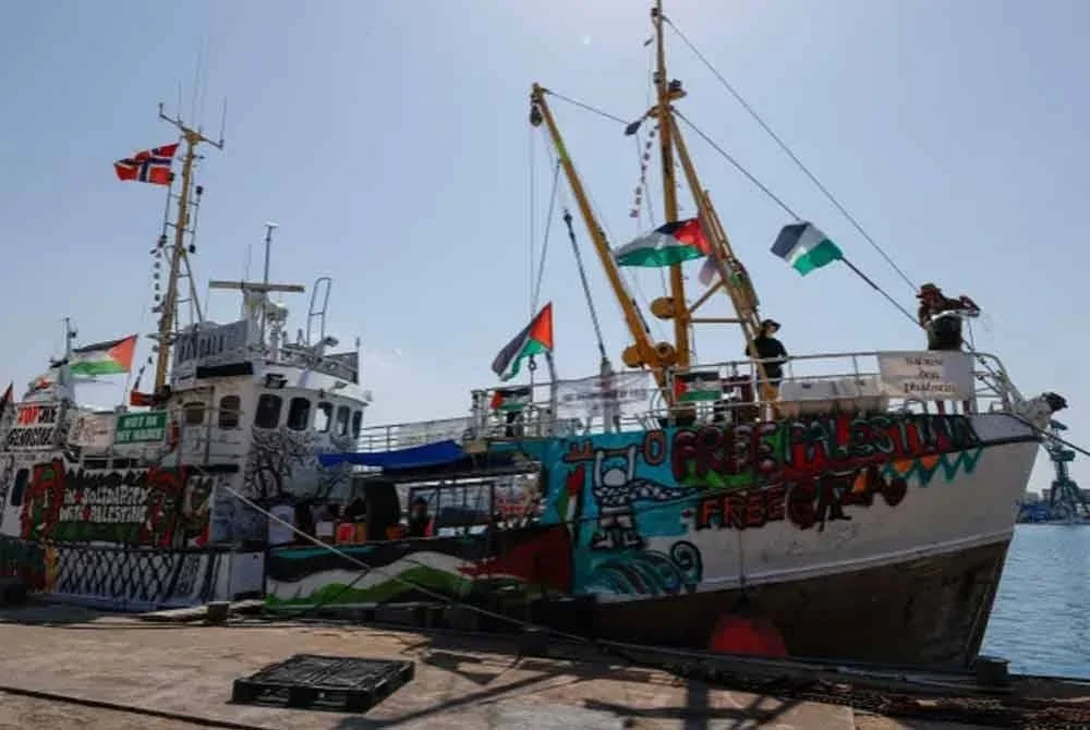 Aktivis membersihkan dek kapal Handala milik Freedom Flotilla Coalition (FFC) ketika membuat persiapan berlayar ke Gaza bagi menghantar bantuan kemanusiaan.- Foto: Agensi