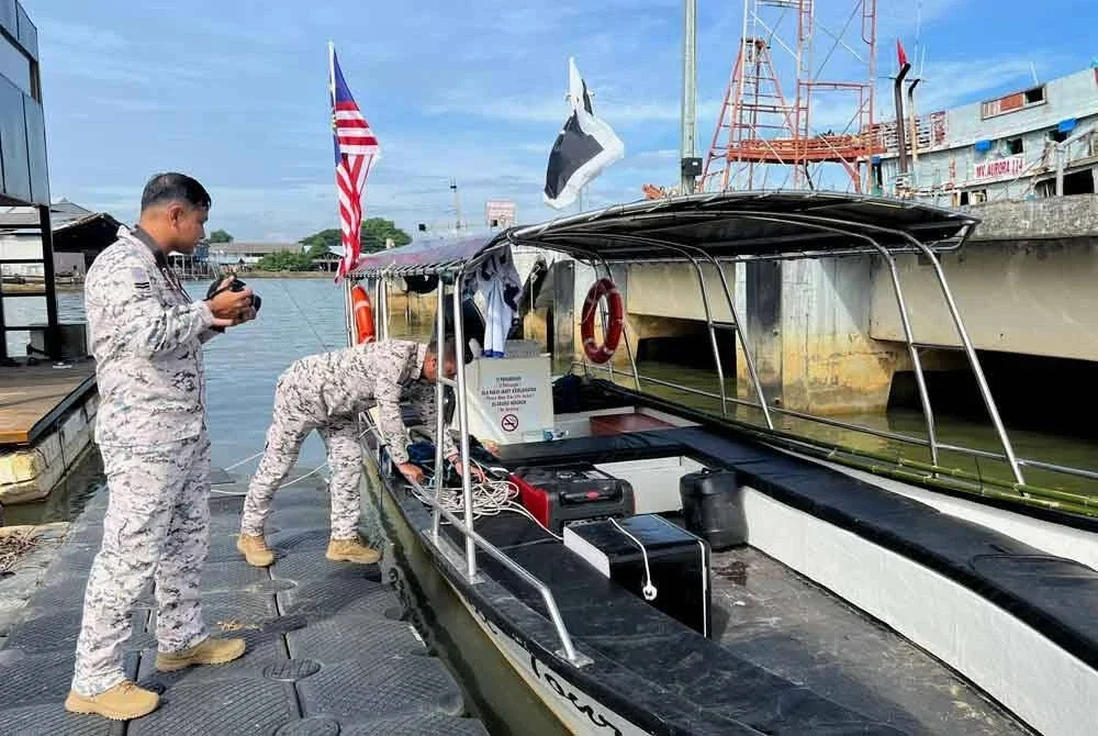 Maritim Malaysia menahan dua bot yang menunda platform terapung membawa sebuah kereta dipercayai untuk penggambaran pempengaruh media sosial. FOTO: Maritim Terengganu