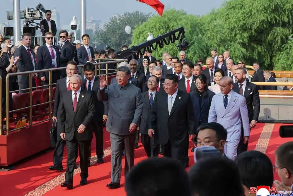 Dari kiri: Presiden Rusia, Vladimir Putin; Presiden China, Xi Jinping dan pemimpin Korea Utara Kim Jong Un tiba di perarakan ketenteraan sempena ulang tahun ke-80 kemenangan ke atas Jepun dan berakhirnya Perang Dunia Kedua di Dataran Tiananmen, Beijing. Foto AFP