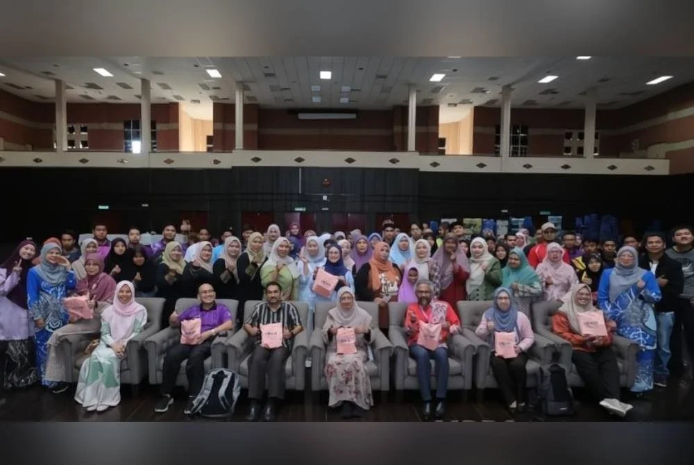 Aziah (dua dari kanan) melihat beg, bekas pensel dan pelbagai kraftangan lain yang dihasilkan daripada kain linen terpakai.