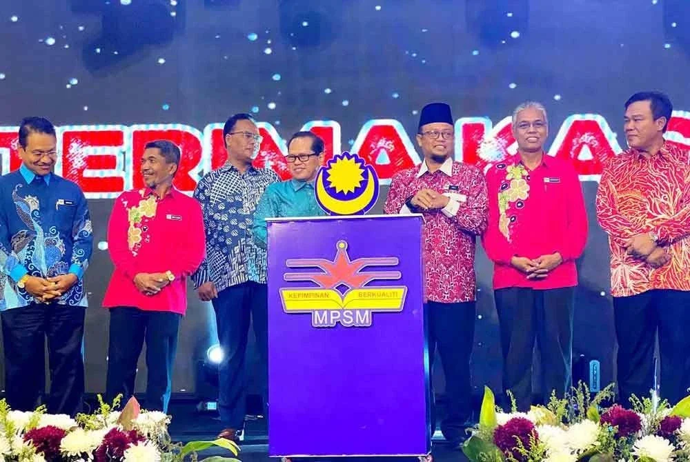 Mohd Azam (empat dari kiri) ketika merasmikan Persidangan Kebangsaan Pengurusan Pendidikan Pengetua Sekolah Malaysia Kali Ke-63 di Grand River View, Kota Bharu pada Khamis.
FOTO: HAZELEN LIANA KAMARUDIN
