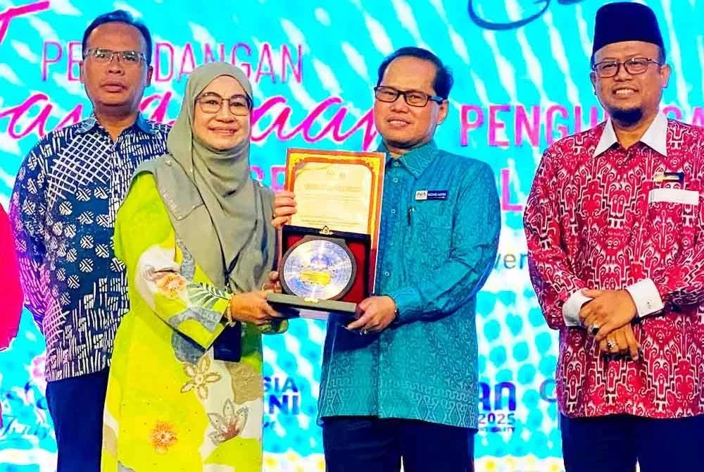 Mohd Azam (dua dari kanan) menyampaikan cenderamata semasa merasmikan Persidangan Kebangsaan Pengurusan Pendidikan Pengetua Sekolah Malaysia Kali Ke-63 di Grand River View, Kota Bharu pada Khamis. Foto: Sinar Harian HAZELEN LIANA KAMARUDIN