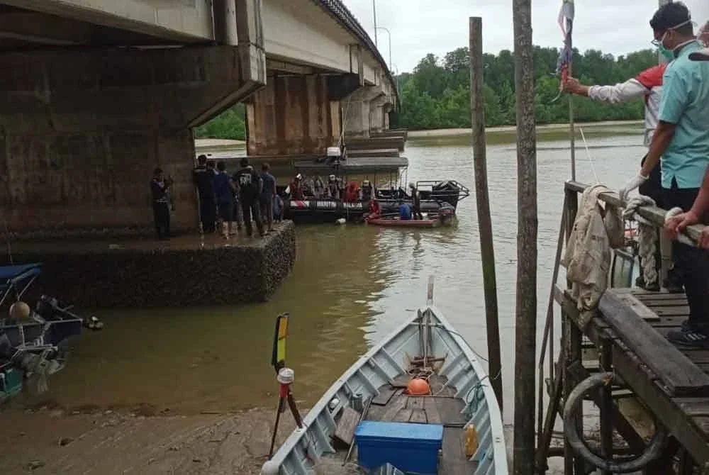 Dua kanak-kanak dikhuatiri lemas selepas kereta yang dinaiki bersama dua individu lain terjatuh ke dalam sungai berhampiran Jambatan Tanjung Agas, Teluk Kemang di sini, dalam kejadian pada Khamis.