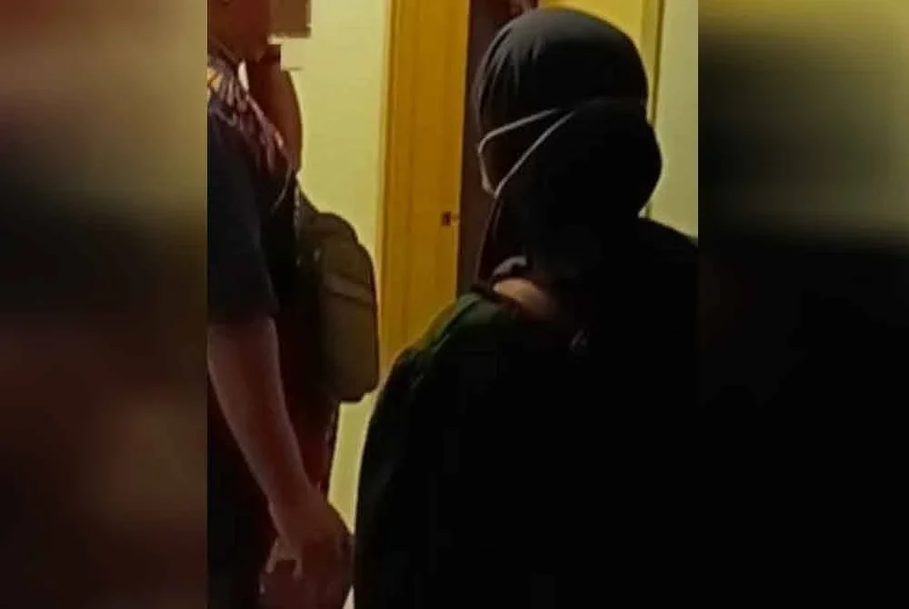 Anggota penguat kuasa JAINJ menyerbu pasangan yang berkhalwat di sebuah rumah di Kempas Johor Bahru. - Foto JAINJ