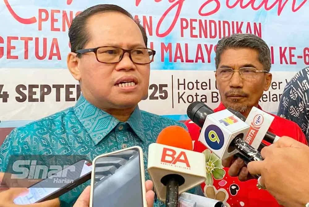 Mohd Azam (kiri) semasa sidang akhbar selepas merasmikan Persidangan Kebangsaan Pengurusan Pendidikan Pengetua Sekolah Malaysia Kali Ke-63 di Grand River View, Kota Bharu pada Khamis.