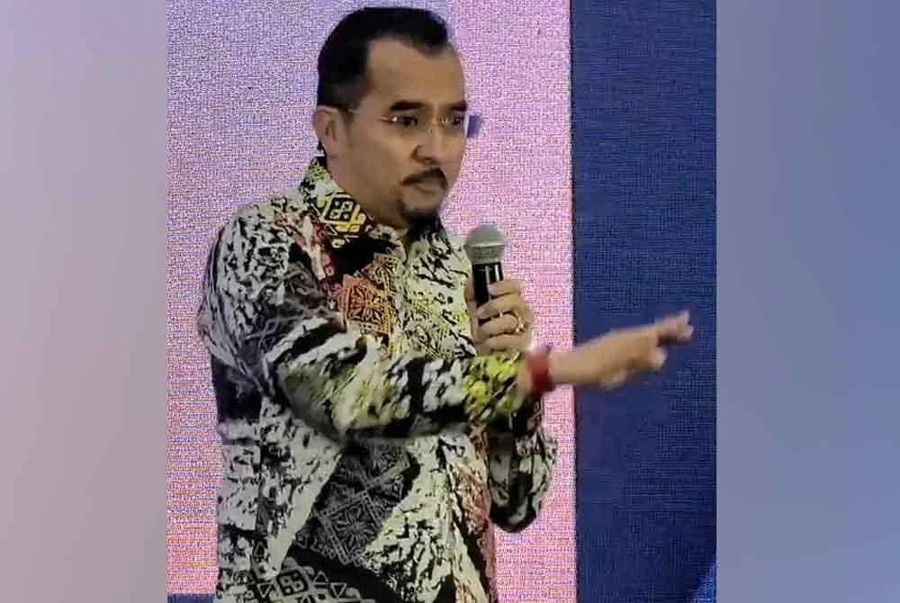 Asyraf ketika program bual bicara dan menyempurnakan Majlis Peluncuran Halal Learning Provider di Kolej Profesional MARA Bandar Melaka pada Khamis.