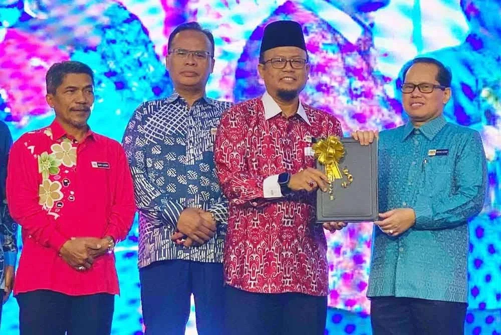 Mohd Azam (kanan) semasa merasmikan Persidangan Kebangsaan Pengurusan Pendidikan Pengetua Sekolah Malaysia Kali Ke-63 di Grand River View, Kota Bharu pada Khamis. - FOTO: SINAR HARIAN/HAZELEN LIANA KAMARUDIN