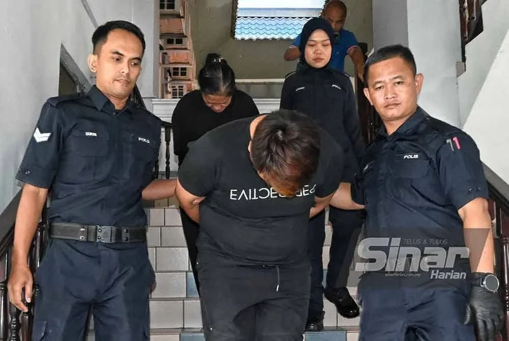 Dua ahli sindiket itu dibawa keluar dari Mahkamah Majistret di sini pada Khamis.