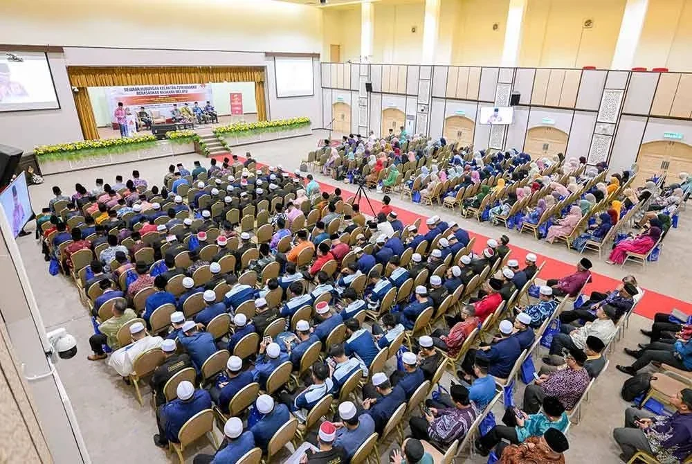 Tengku Mohamad Rizam (kanan) melihat penerbitan buku Ketatanegaraan Negeri Kelantan: Sejarah, Pemerintahan dan Pentadbiran Sehingga 2020 yang memenangi Anugerah Buku Kelantan 2025 (Kategori Bukan Fiksyen Dewasa Terbaik) serta peluncuran buku baharu berjudul Kelantan: Kitab Mukadimah dan Tawarikh Negeri.