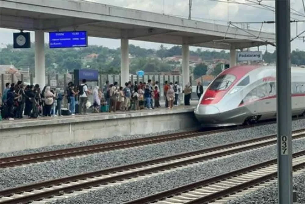 Rakyat Malaysia penyumbang teramai pengguna antarabangsa kereta api Woosh.-Agensi