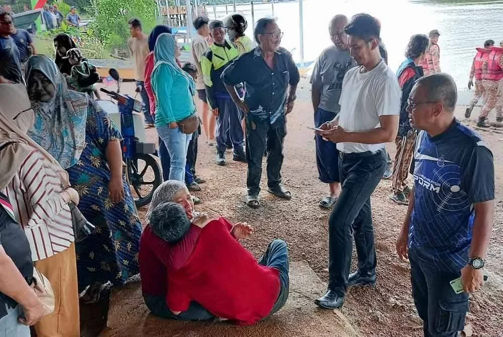 Ibu bapa mangsa berjaya diselamatkan orang awam. Foto ehsan pembaca