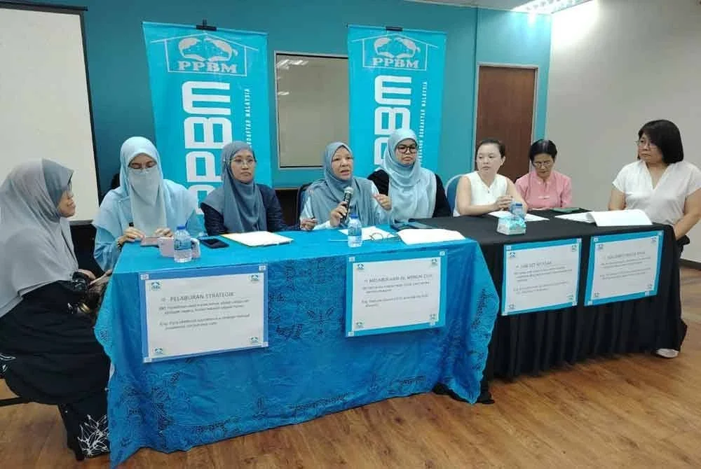 Norsheila (tengah) bersama sebilangan ahli jawatankuasa PPBM dan NGO pendidikan awal kanak-kanak dalam satu sidang media di Kelana Jaya, Petaling Jaya pada Khamis.